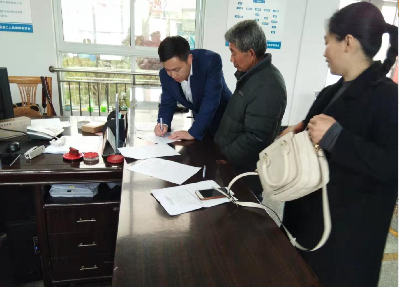 伟德国际victor1946集团为帮扶贫困户提供法律援助